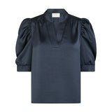 Navy bluse i satin fra Neo Noir med puffede ærmer og lille standkrave, set forfra