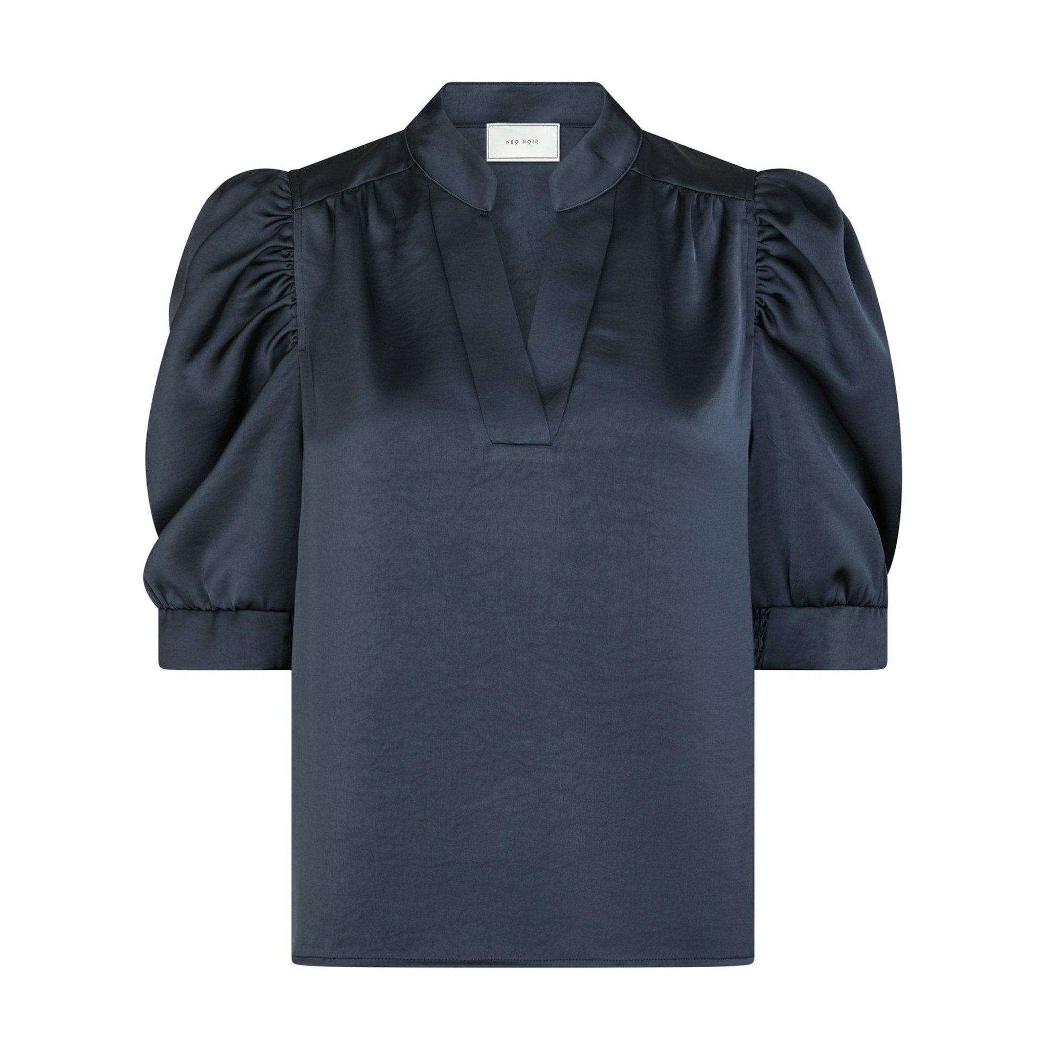 Navy bluse i satin fra Neo Noir med puffede ærmer og lille standkrave, set forfra