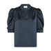 Navy bluse i satin fra Neo Noir med puffede ærmer og lille standkrave, set forfra