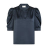 Navy bluse i satin fra Neo Noir med puffede ærmer og lille standkrave, set forfra