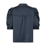 Navy satinbluse set bagfra med bærestykke og rynker midt bag