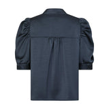 Navy satinbluse set bagfra med bærestykke og rynker midt bag