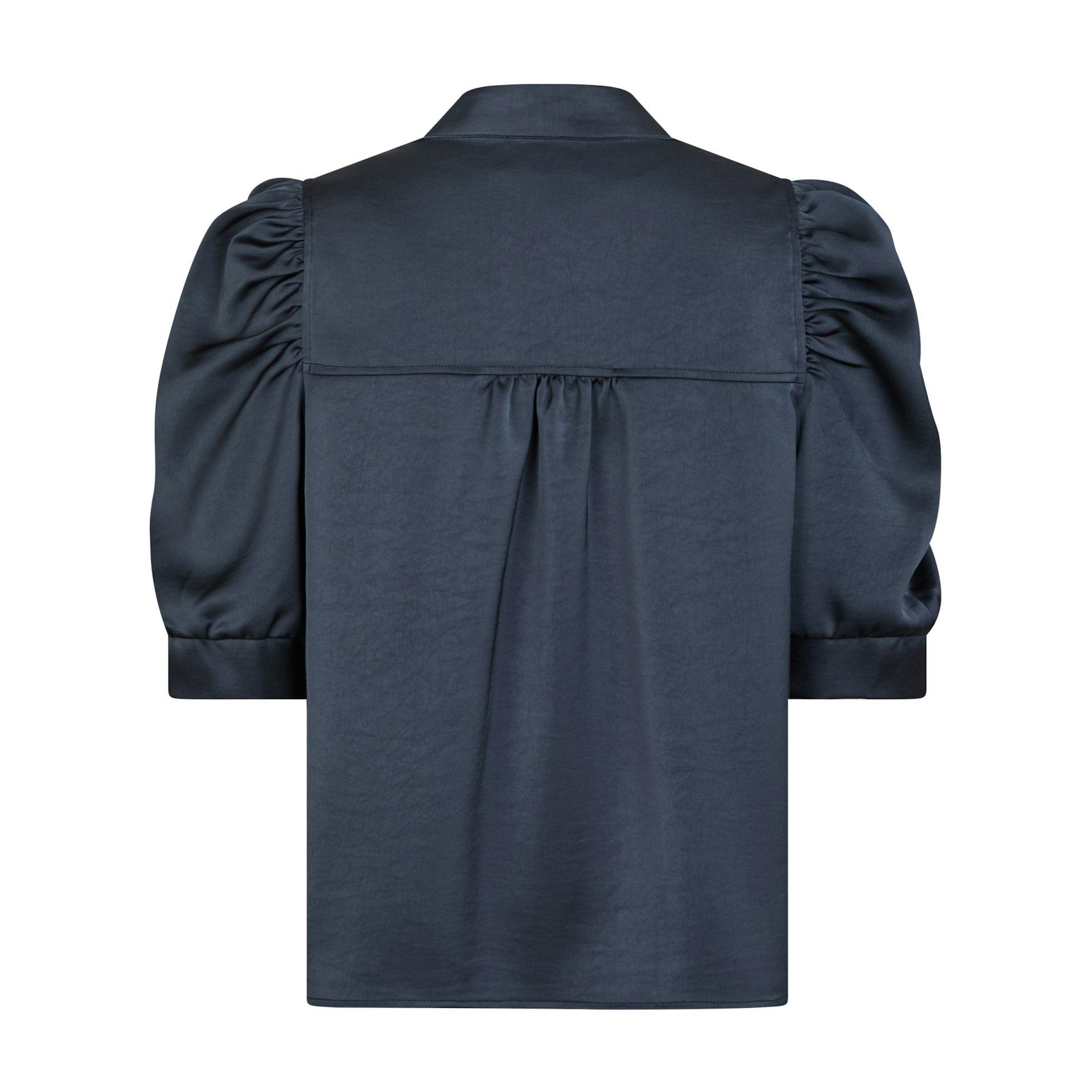 Navy satinbluse set bagfra med bærestykke og rynker midt bag