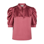 Pink satinbluse Roella fra Neo Noir forfra med standkrave, åbning foran og puffede ærmer