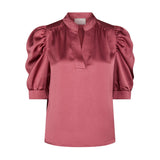 Pink satinbluse Roella fra Neo Noir forfra med standkrave, åbning foran og puffede ærmer