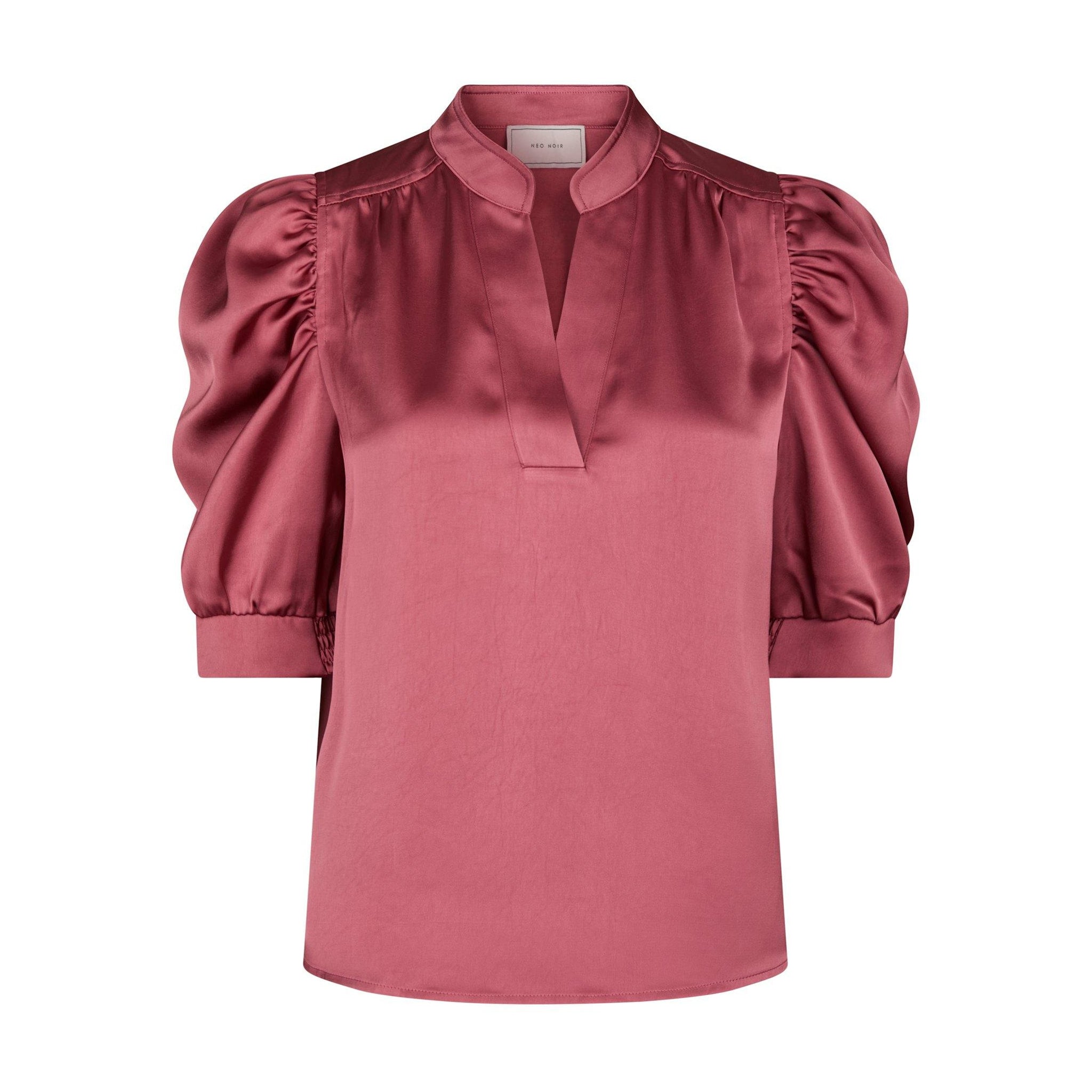 Pink satinbluse Roella fra Neo Noir forfra med standkrave, åbning foran og puffede ærmer