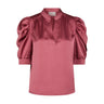 Pink satinbluse Roella fra Neo Noir forfra med standkrave, åbning foran og puffede ærmer