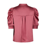 Pink satinbluse Roella bagfra med bærestykke, rynker midt bag og puffede ærmer
