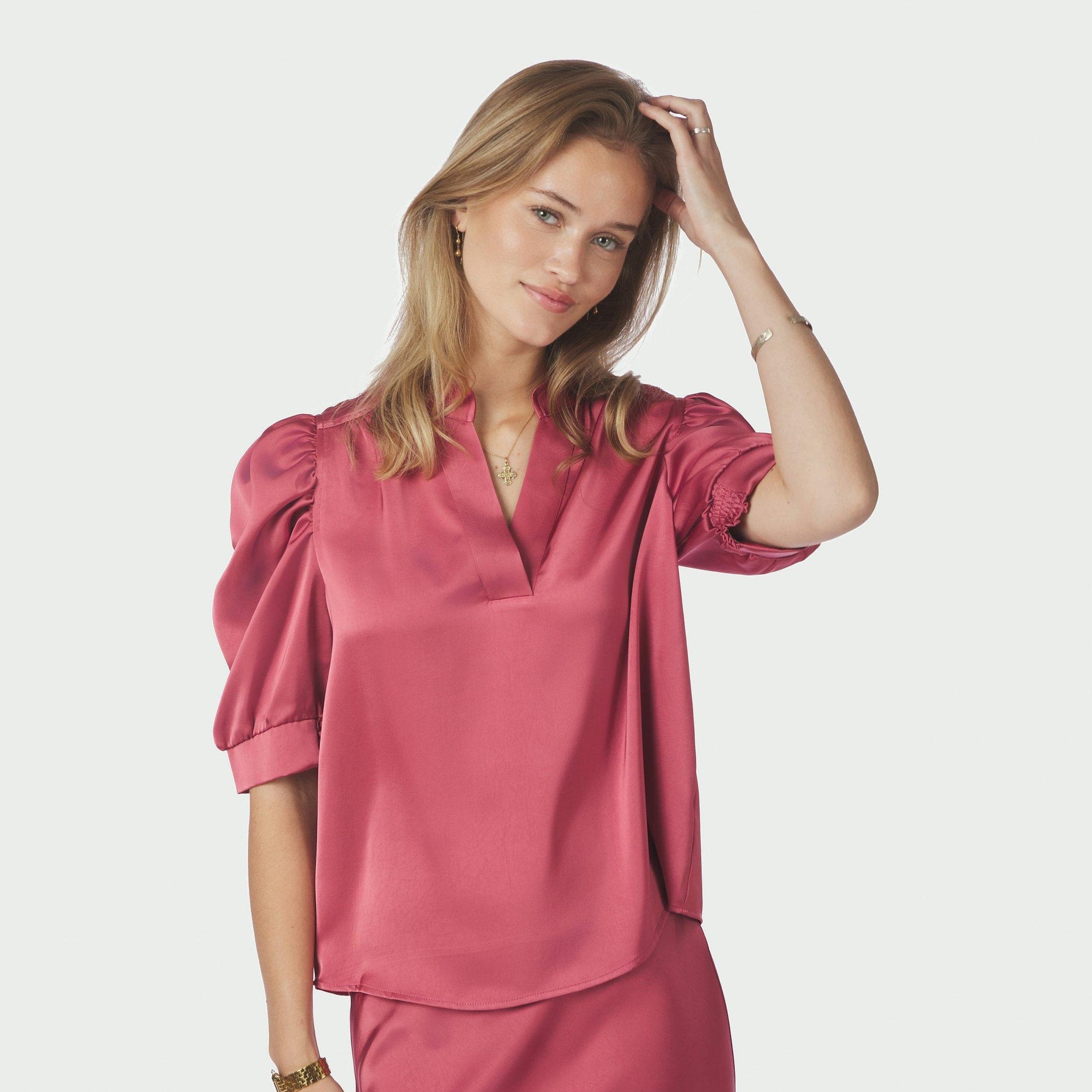Model i pink satinbluse Roella i Cherry Pink, set tæt på forfra