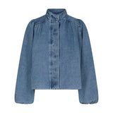 Kort blå denimjakke fra Neo Noir med høj hals og brede pufærmer set forfra