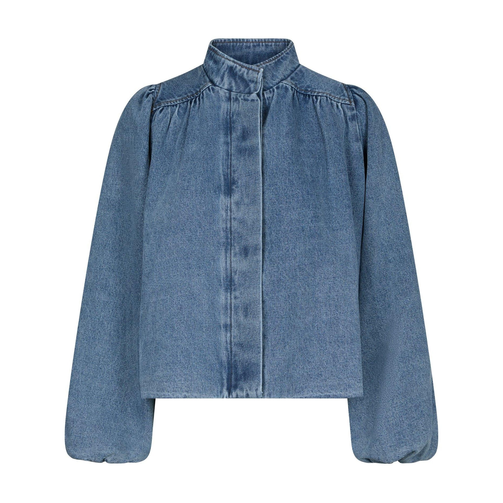 Kort blå denimjakke fra Neo Noir med høj hals og brede pufærmer set forfra