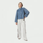Hel figur af model i blå denimjakke fra Neo Noir med løs pasform