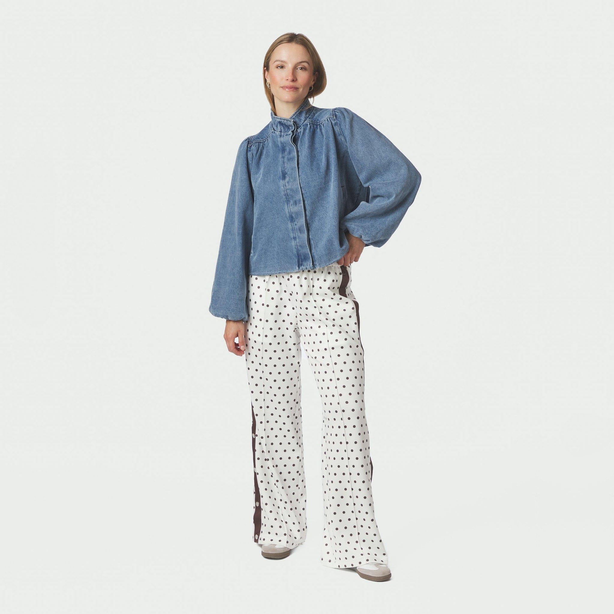 Hel figur af model i blå denimjakke fra Neo Noir med løs pasform