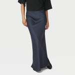 Model i lang navy nederdel i satin set forfra, stylet med sort t-shirt