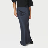 Model i lang navy nederdel i satin set forfra, stylet med sort t-shirt