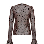 Brun mesh t-shirt med sorte prikker set bagfra