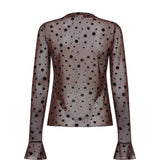 Brun mesh t-shirt med sorte prikker set bagfra