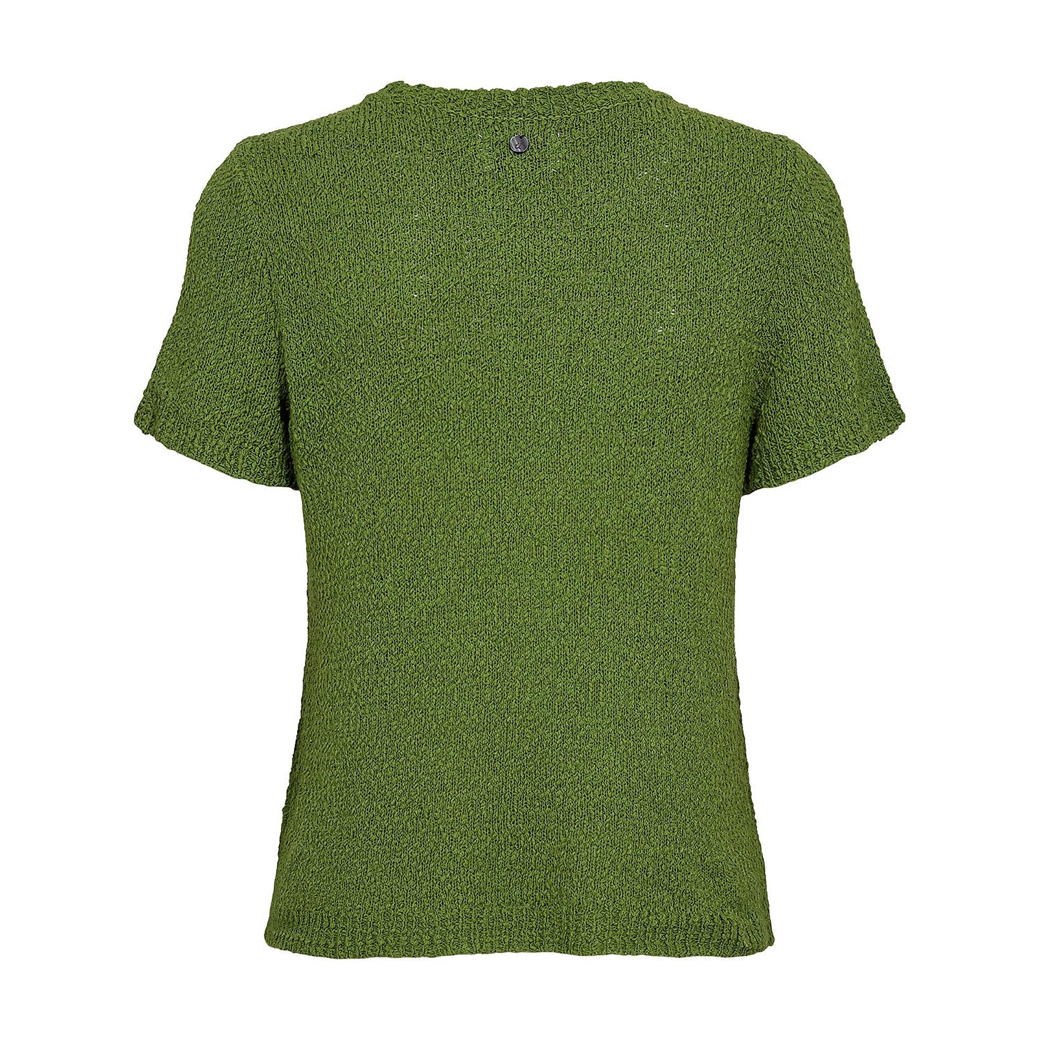 Grøn kortærmet pullover fra Nümph set bagfra med lille knap i nakken