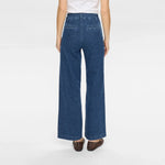 Model i blå wide leg jeans med høj talje set bagfra