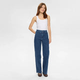 Model i blå Nuamber wide leg jeans set forfra i fuld længde