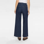 Model i blå wide leg jeans fra Nümph og hvid top set bagfra