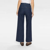 Model i blå wide leg jeans fra Nümph og hvid top set bagfra