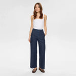Model i mørkeblå wide leg jeans fra Nümph med hånden i lommen
