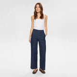 Model i mørkeblå wide leg jeans fra Nümph med hånden i lommen