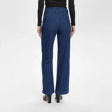 Mørkeblå wide leg jeans fra Nümph set bagfra på model med lommer bag