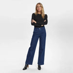 Model i fuld figur i mørkeblå Nuamber jeans med høj talje og vide ben
