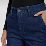 Nærbillede af knap, gylp, skrå lomme og kontraststikninger på mørkeblå jeans fra Nümph