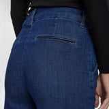Nærbillede bagfra af lomme og bæltestropper på mørkeblå wide leg jeans