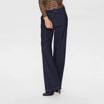 Model i blå wide leg bukser i denim set forfra fra taljen og ned