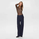 Model i fuld længde iført blå wide leg bukser i denim fra Nümph