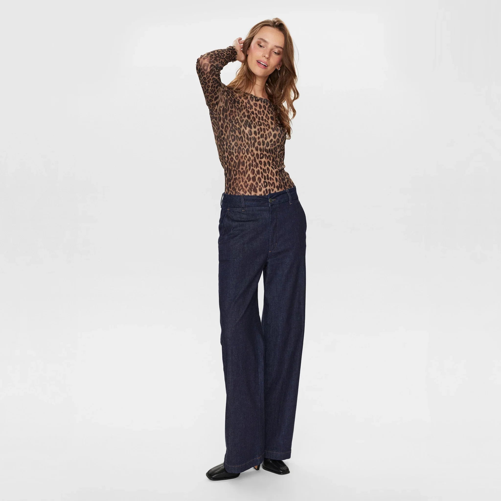 Model i fuld længde iført blå wide leg bukser i denim fra Nümph