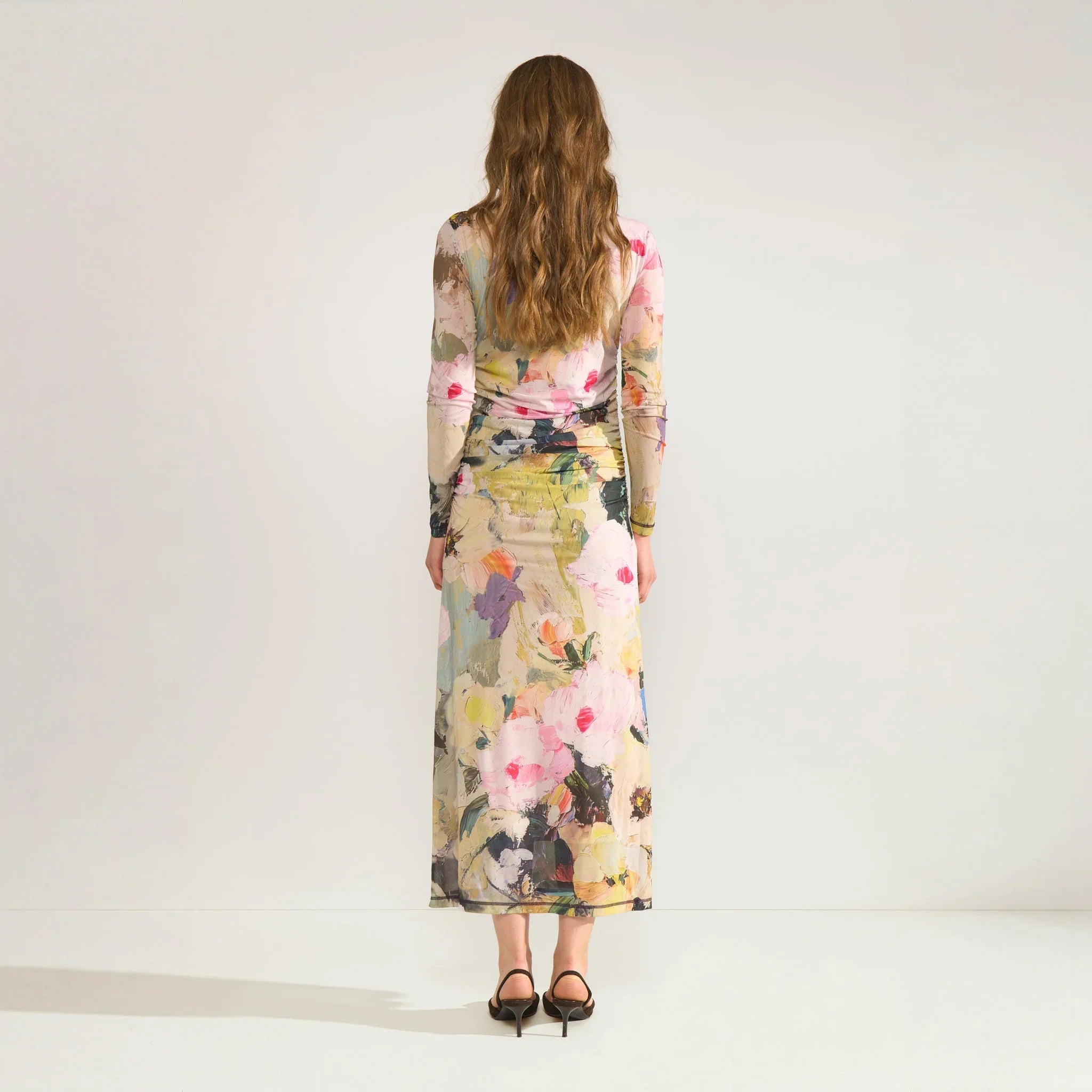 Model i Nuamelia kjole i Forest Green med blomsterprint, set bagfra i fuld længde