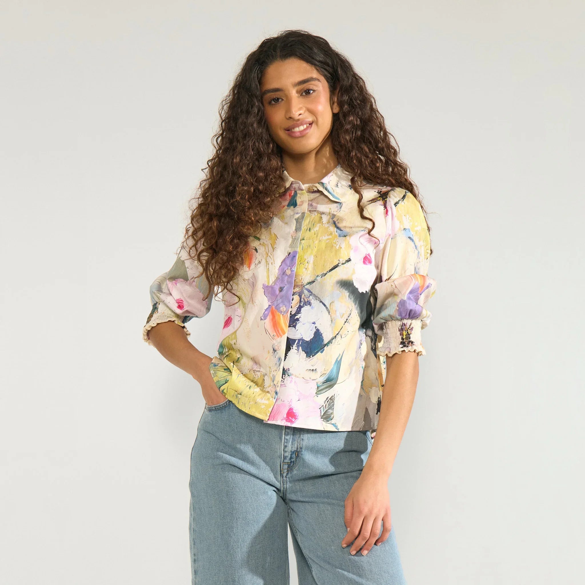 Model i printet Nuannali skjorte fra Nümph med knapper foran, set forfra med lyse jeans