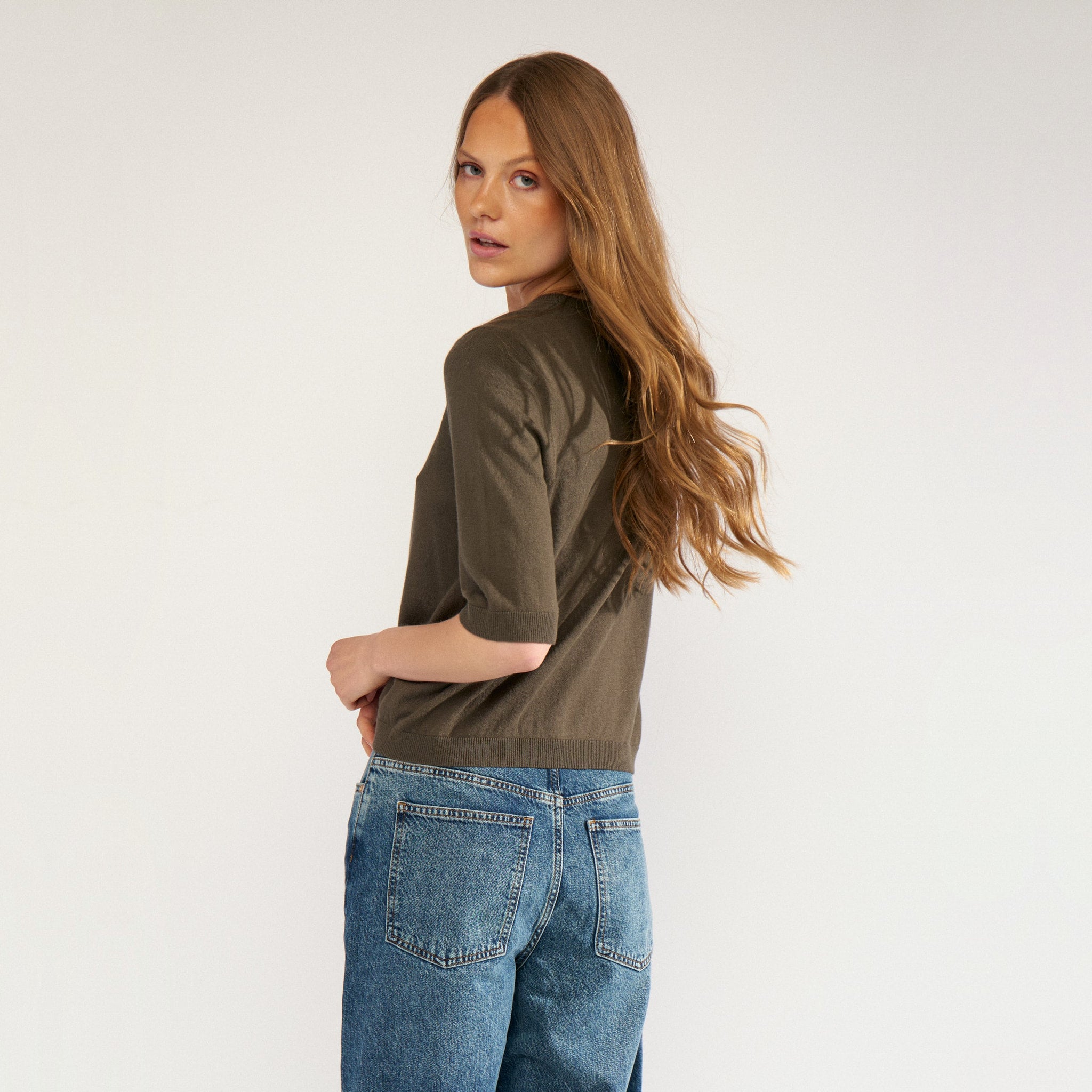 Model set fra siden og bagfra i grøn kortærmet pullover i Forest Night