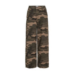 Grønne baggy jeans med camouflageprint og wide leg fra Nümph set forfra med knap og bæltestropper