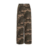 Grønne baggy jeans med camouflageprint og wide leg fra Nümph set forfra med knap og bæltestropper