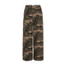Grønne baggy jeans med camouflageprint og wide leg fra Nümph set forfra med knap og bæltestropper