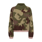 Grøn camouflage pullover fra Nümph med høj ribkrave og lyserøde kanter, set forfra