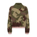 Grøn camouflage pullover fra Nümph med høj ribkrave og lyserøde kanter, set forfra
