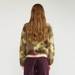 Model i grøn camouflage pullover set bagfra med lyserød ribkant ved taljen