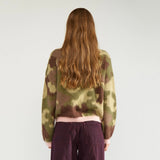 Model i grøn camouflage pullover set bagfra med lyserød ribkant ved taljen