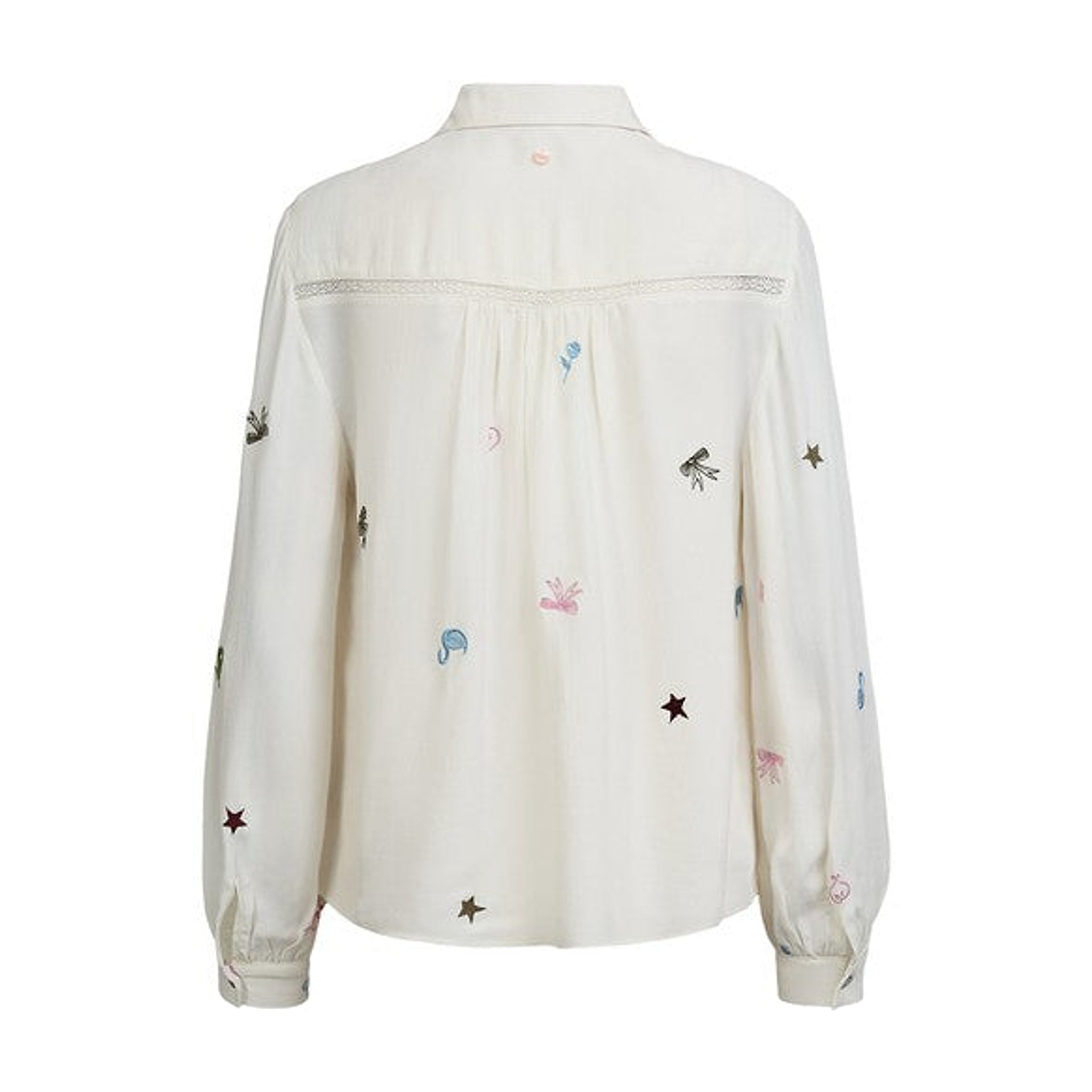 Hvid skjorte med broderier og blondebånd på ryggen, set bagfra