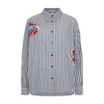 Stribet oversize skjorte i navy og hvid med broderede blomster og pailletter, set forfra