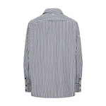 Stribet navy og hvid oversize skjorte set bagfra med manchetter med knapper