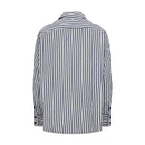 Stribet navy og hvid oversize skjorte set bagfra med manchetter med knapper