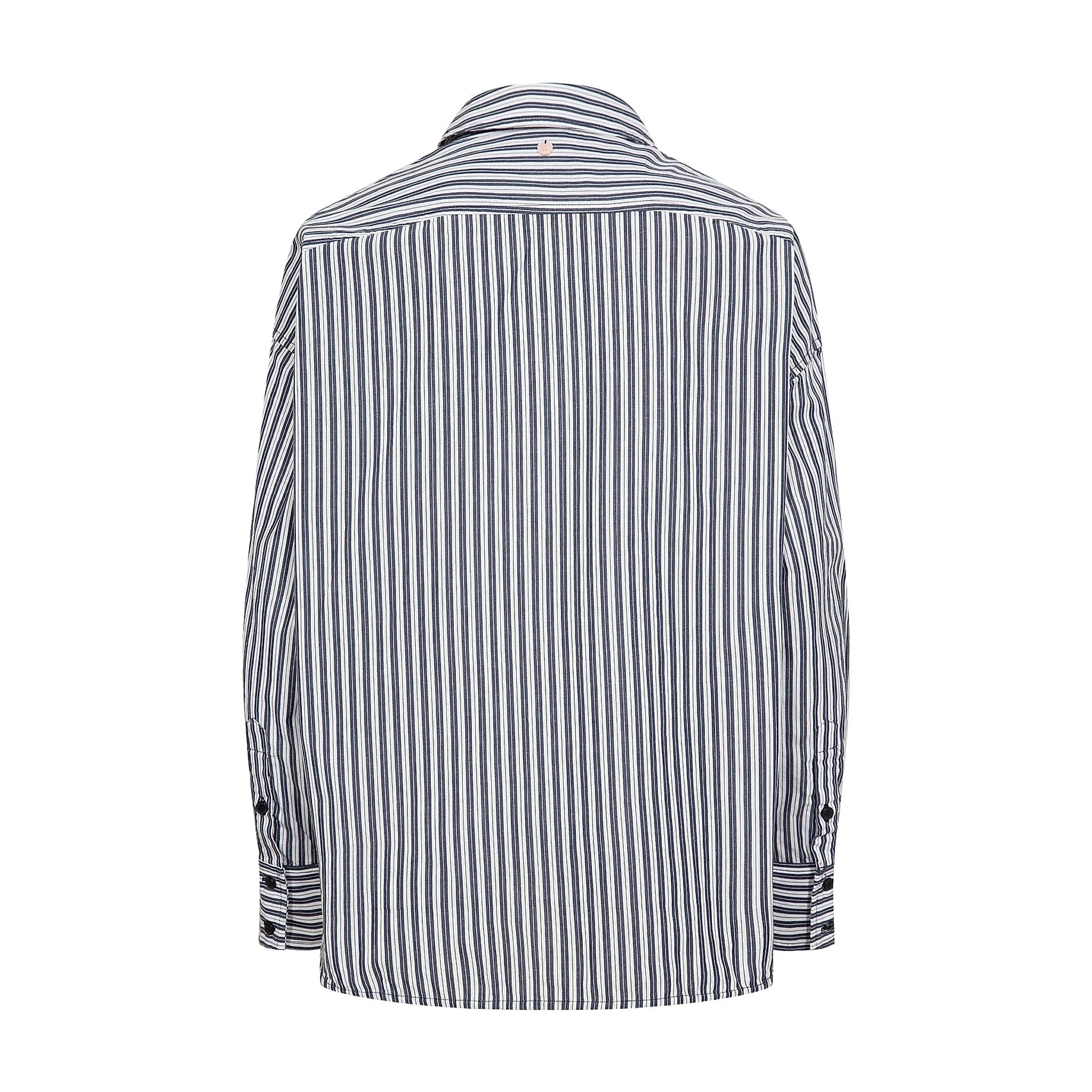 Stribet navy og hvid oversize skjorte set bagfra med manchetter med knapper